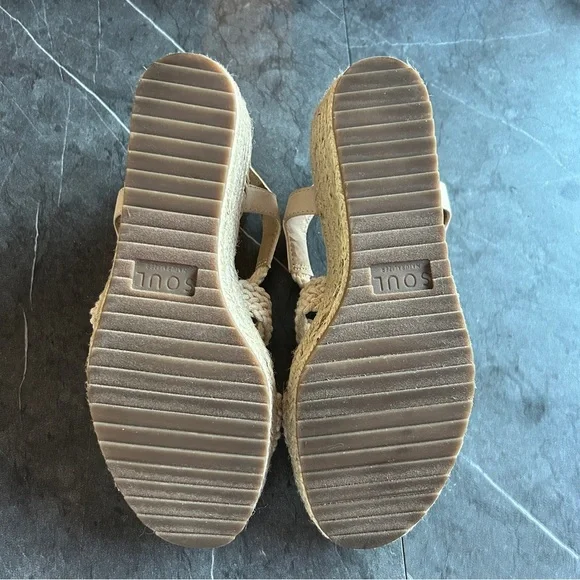 Naturalizer Cream Sandals with Woven Design - Picture 5 of 8